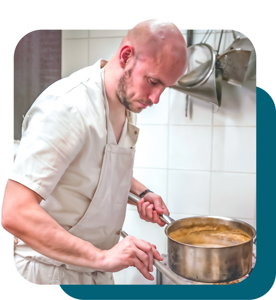 Koch bereitet eine Suppe in der Küche vor.