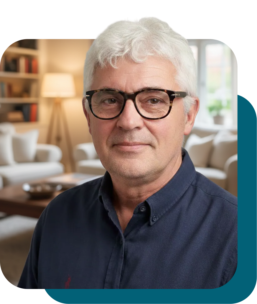 Älterer Mann in einem modernen Wohnraum