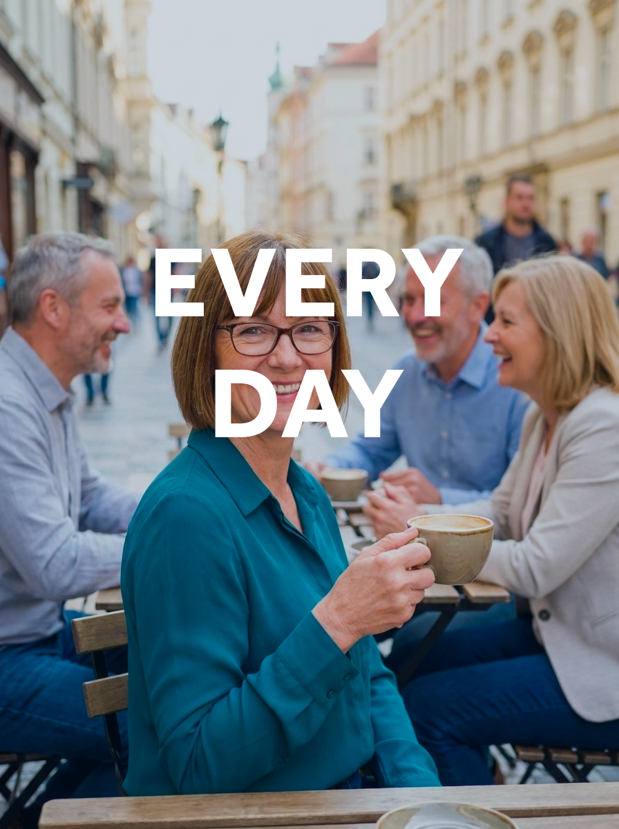 Freundeskreis beim Kaffee im Schanigarten mit Schriftzug „EVERY DAY“